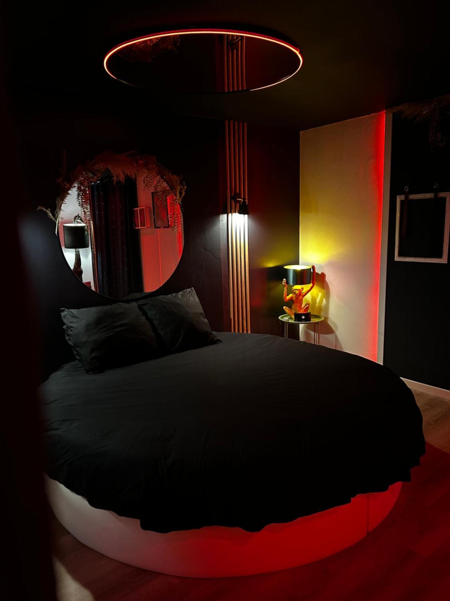 Love Room Haut De Gamme - L'Extase Avec Jacuzzi Violaines Room photo