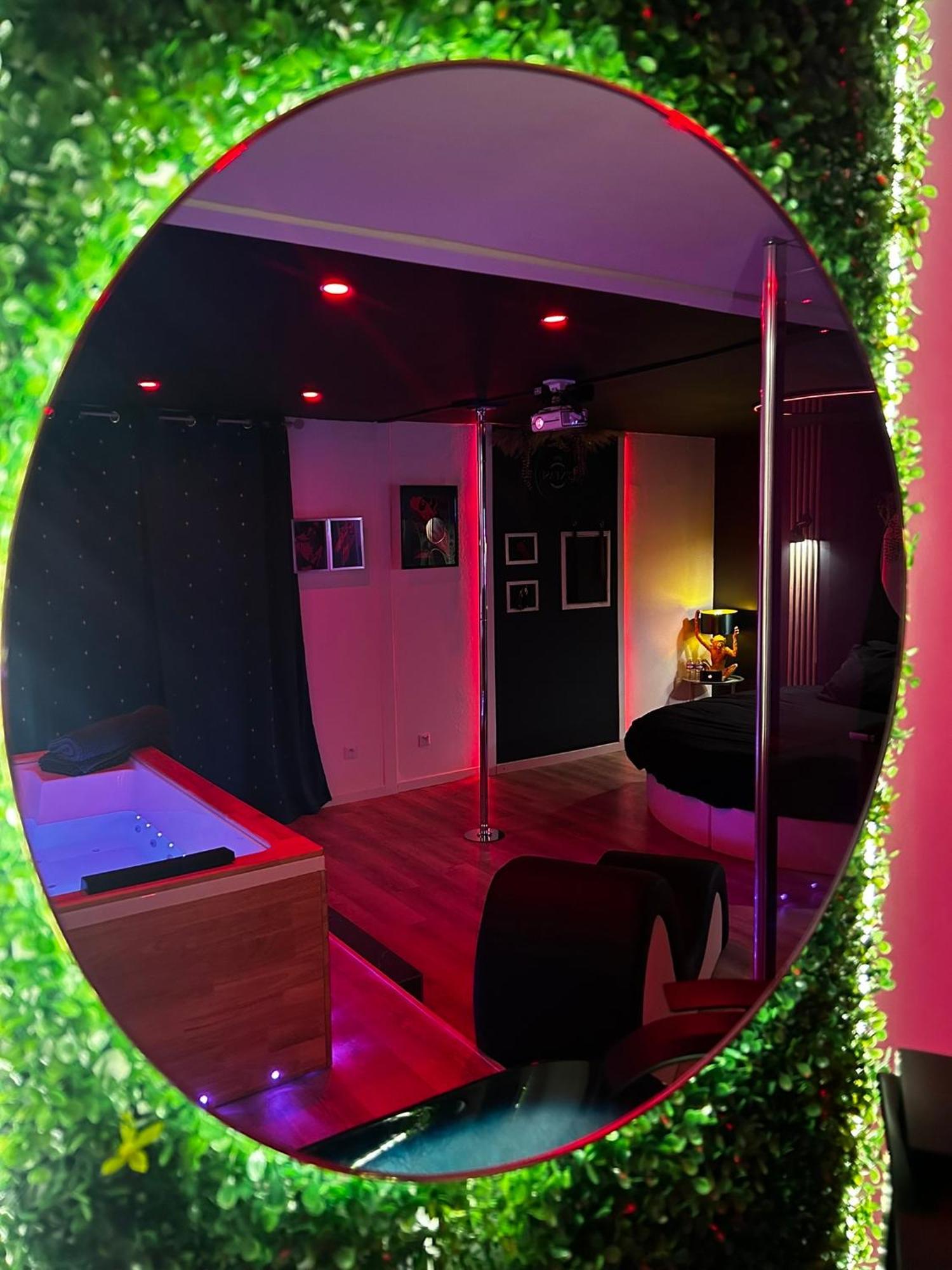Love Room Haut De Gamme - L'Extase Avec Jacuzzi Violaines Exterior photo