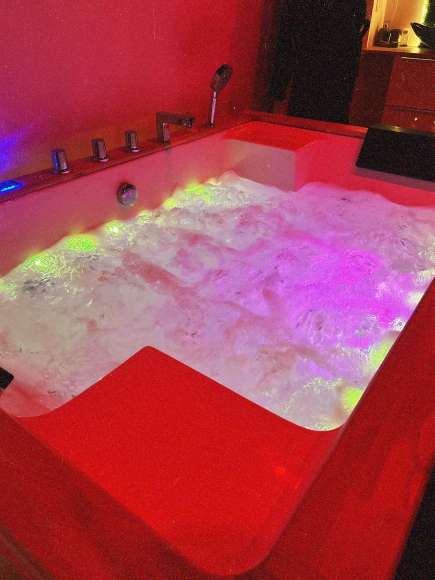 Love Room Haut De Gamme - L'Extase Avec Jacuzzi Violaines Exterior photo